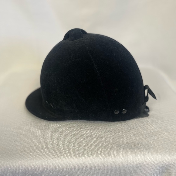 English riding helmet with chin strap - Picture 2 of 11